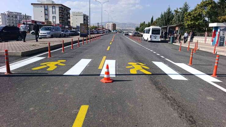 Adıyaman’da asfalt sonrası yol çizgileri trafik güvenliği için yenileniyor