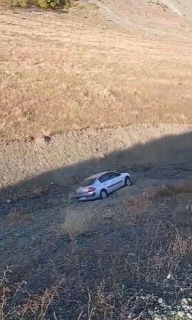 El freni çekilmeyen araç dere yatağına yuvarlandı