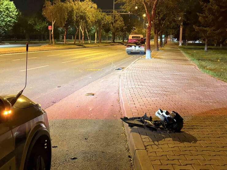 Kayseri’de otomobile ve trafik levhasına çarpan motosiklet sürücüsü 50 metre sürüklendi: 1 ağır yaralı