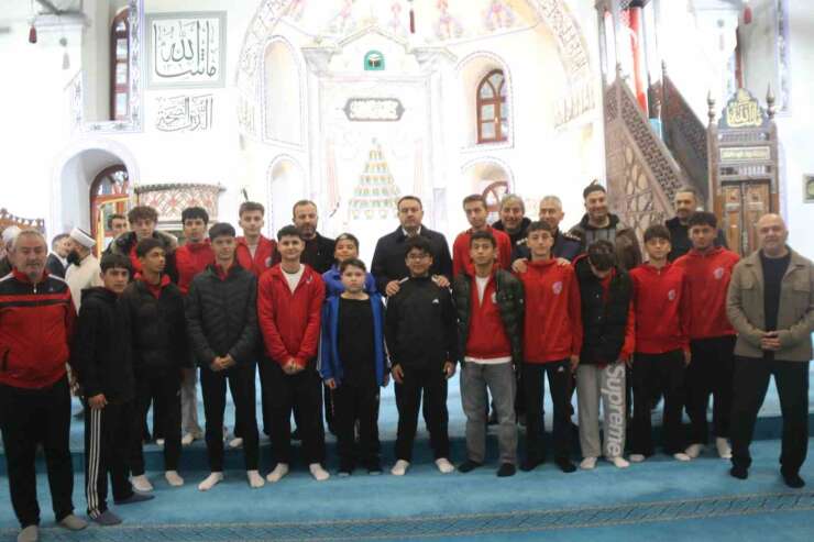 Kütahya Ulu Camii’nde aileler sabah namazında buluştu