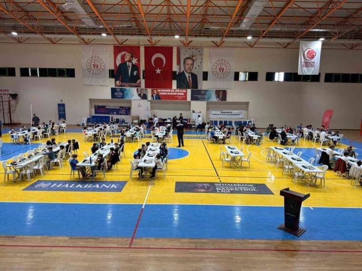 Burhaniye’de Satranç Turnuvasında dereceye girenler ödüllendirildi