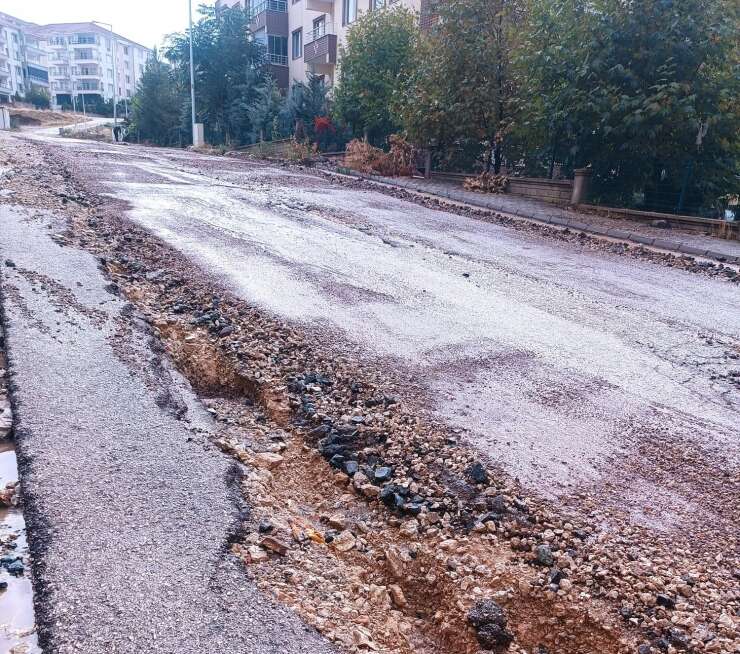 Gölbaşı’nda sel suları karayolunda hasara neden oldu