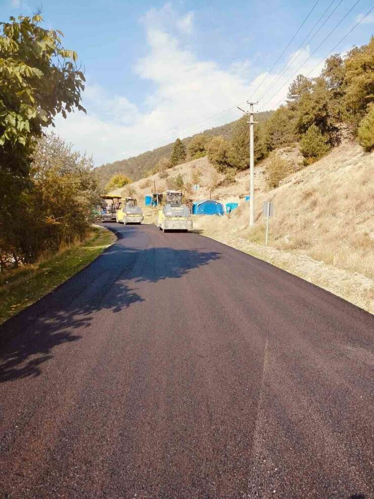 Bolu’da 7,2 kilometrelik köy yolu sıcak asfaltla buluşuyor