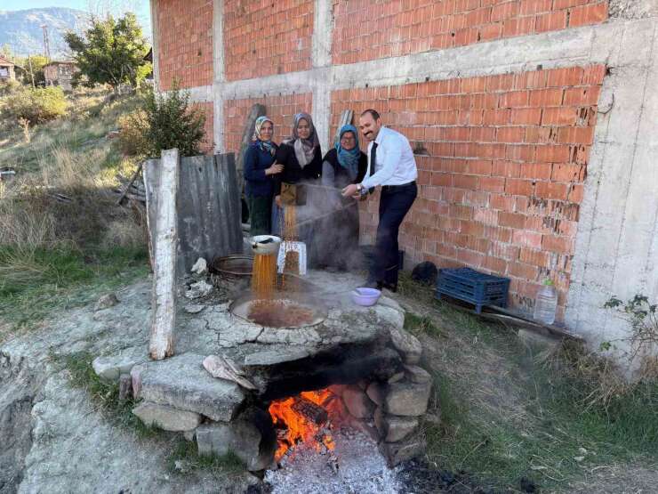 Bolu’da kaymakam ve köylüler birlikte pekmez kaynattı