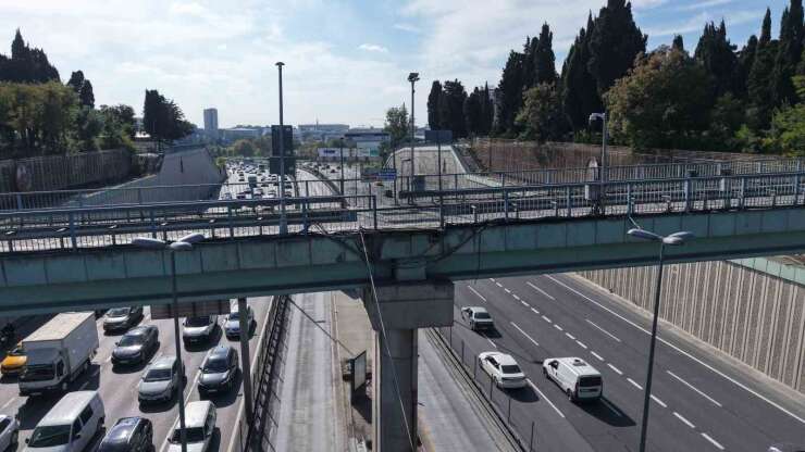 Edirnekapı Metrobüs durağında üst geçit çilesi: Geçici denildi, aylardır kapalı kaldı