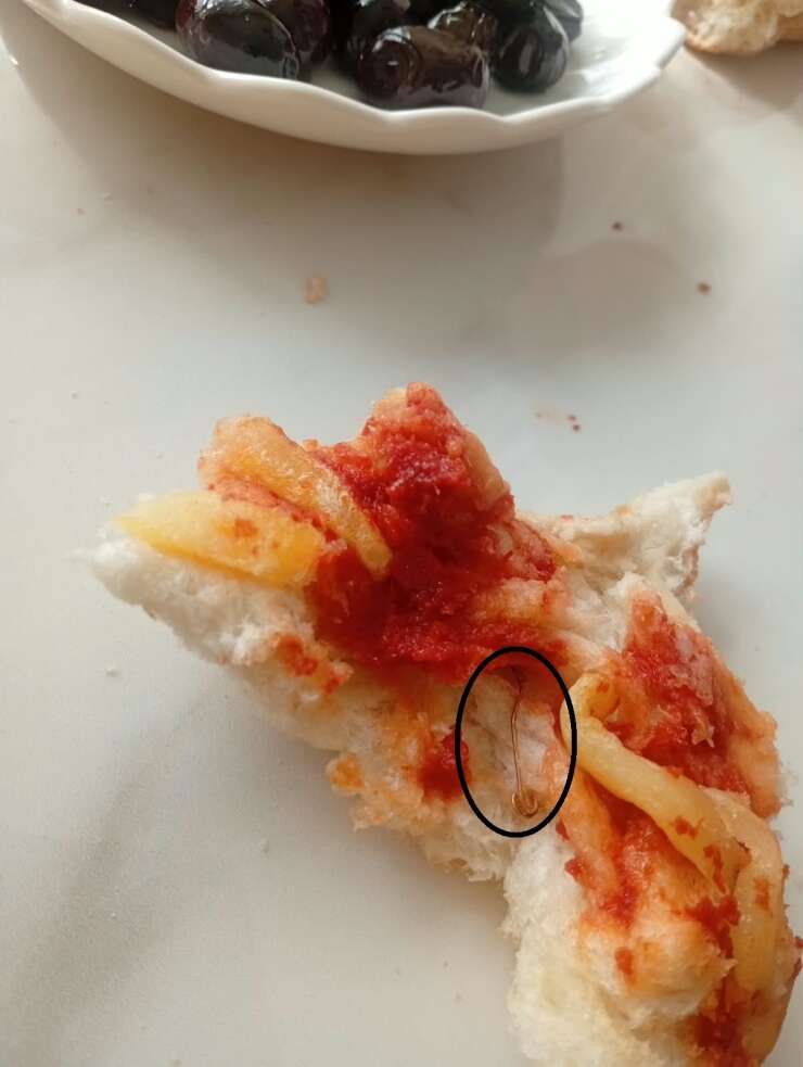Oğlunun yediği ekmeğin içinden çatal iğne çıkan baba şikayetçi oldu