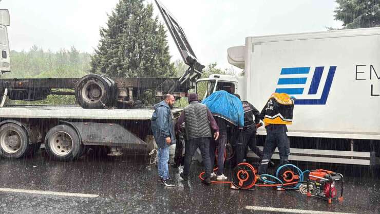 Menteşe’de yağış kazayı beraberinde getirdi, şoför araçta sıkıştı