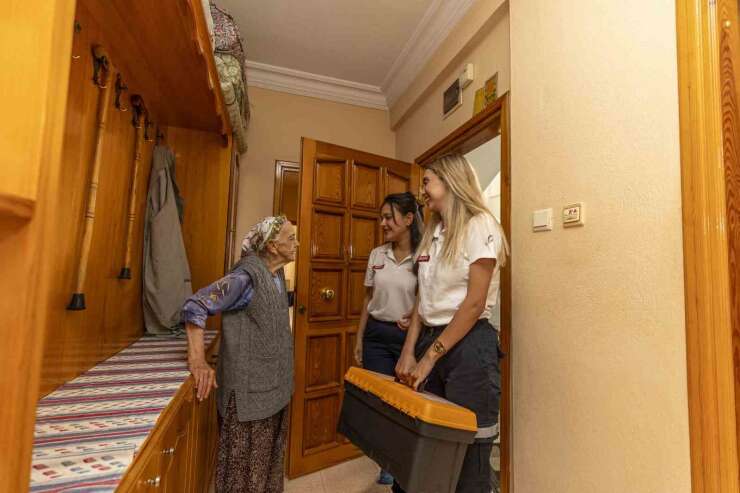 Mersin’de evde sağlık ve bakım hizmetleri yaşlıların yüzünü güldürüyor