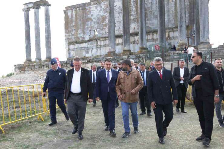 Vali Işın, Aizanoi Antik Kenti’ndeki kazı çalışmalarını inceledi