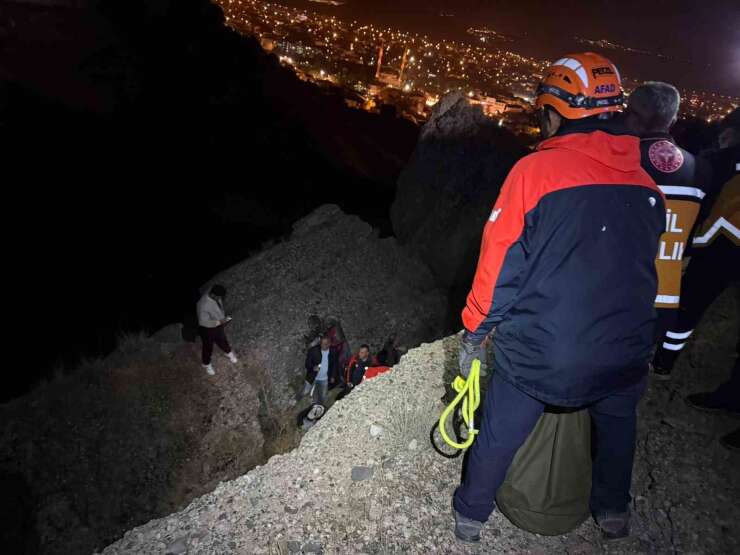 Yolunu kaybetti, kayalıklardan düştü