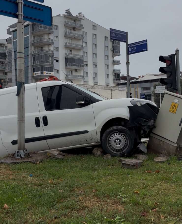 Direksiyon hakimiyetini kaybeden araç yoldan çıtı