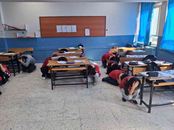 Öğrenciler depreme ’Çök-kapan-tutun" ile hazırlandı