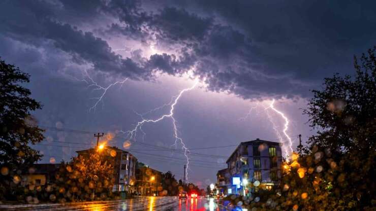 Düzce’de gece yarısı gök gürültülü sağanak yağış başladı
