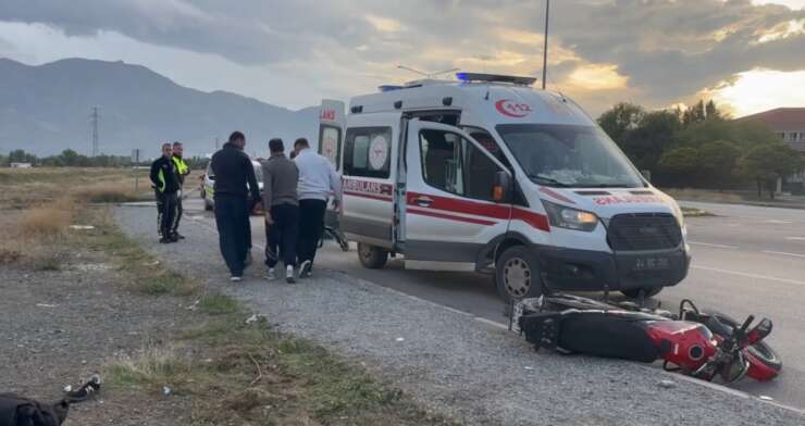 Erzincan’da motosikletle savrulan sürücü yaralandı