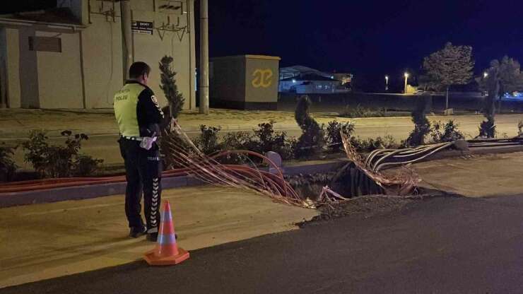 Karaman’da elektrik hattı için kazılan çukura giren otomobilde hasar oluştu
