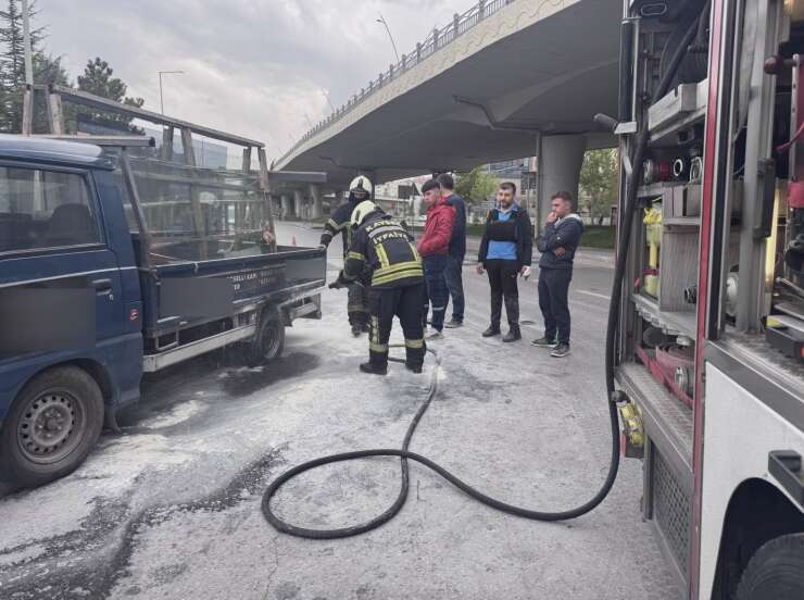 Seyir halindeki kamyonetin lastiği yandı