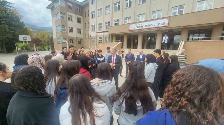 Müdür Yılmaz’dan öğrencilere "akımlara kapılmayın" uyarısı