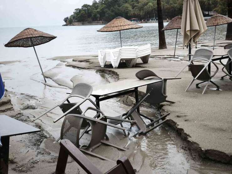 Muğla’da sağanak Akyaka sahilini harabeye çevirdi