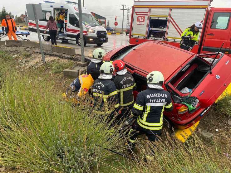 Burdur’da otobüs ile otomobil çarpıştı: 2 yaralı
