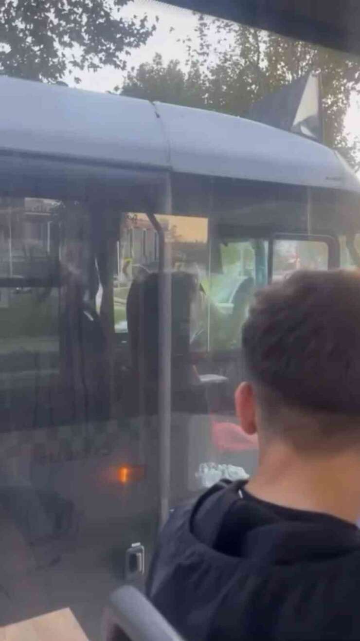 Şoförler arasında yol tartışması kamerada