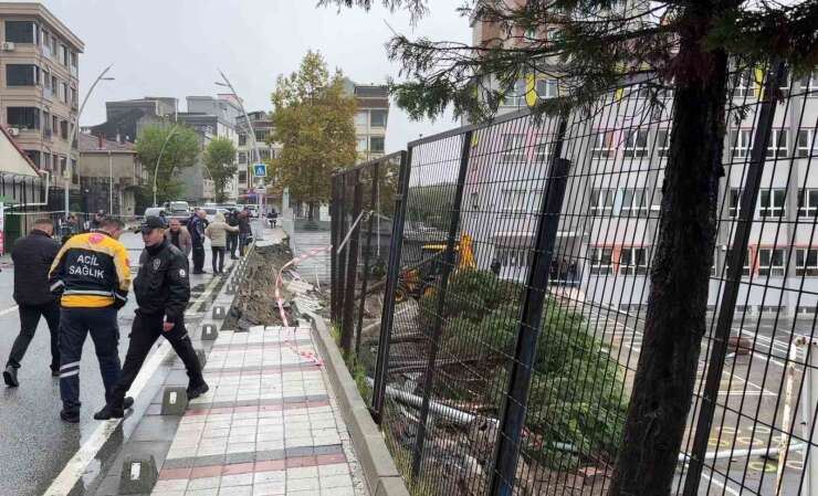 Sultangazi’de sağanak yağış nedeniyle okulun istinat duvarı çöktü
