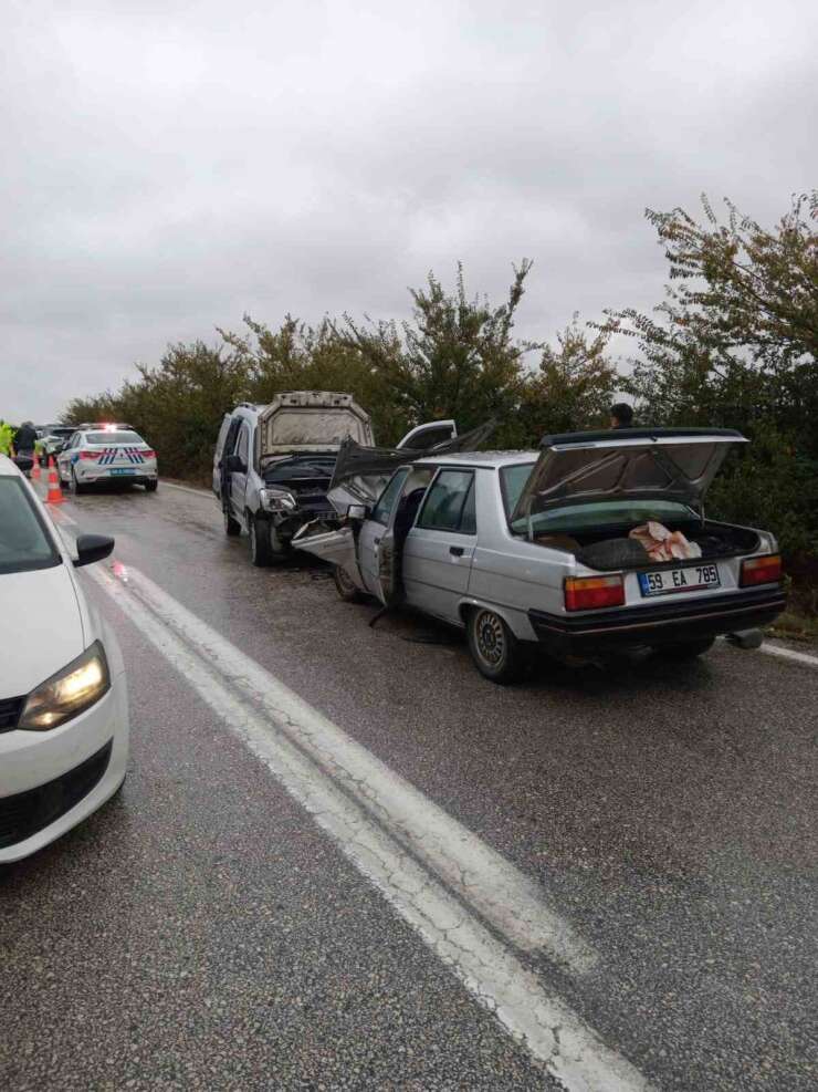 Şarköy’de iki araç çarpıştı: 7 yaralı