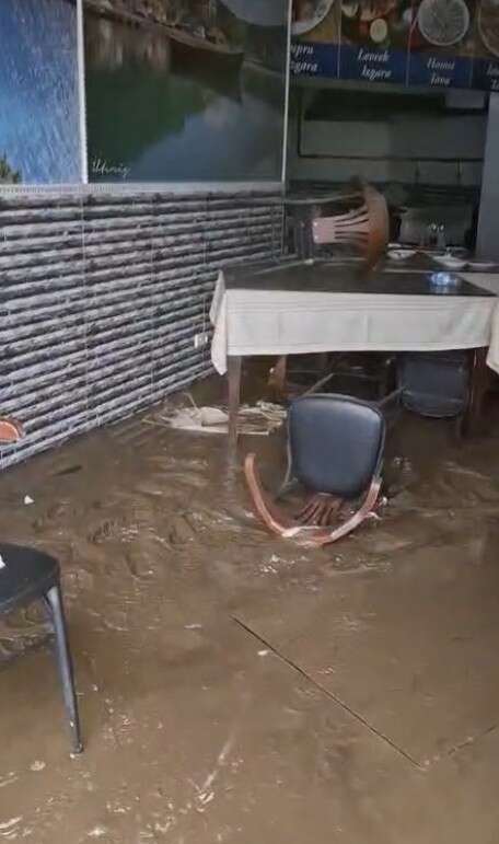 Ayazağa’da bir balıkçıyı su bastı: Dükkanda maddi hasar oluştu