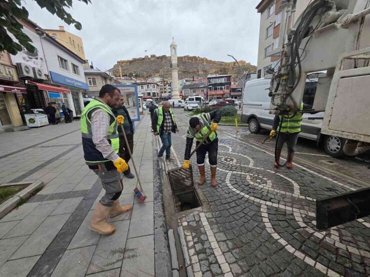 Bayburt’ta mazgallar yağışlara karşı temizleniyor