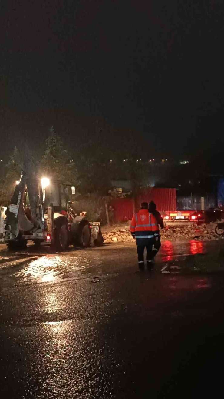 Dilovası’nda sağanak mesaisi
