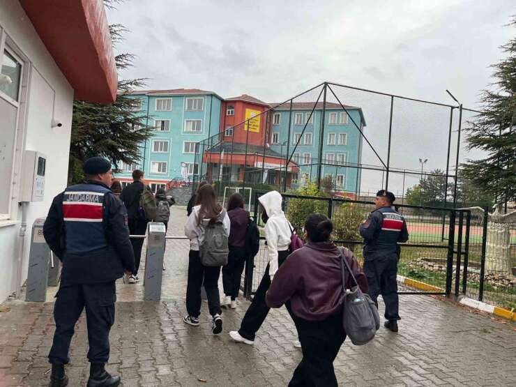 Eskişehir’de jandarmadan okul çevreleri ve servislere yönelik denetim
