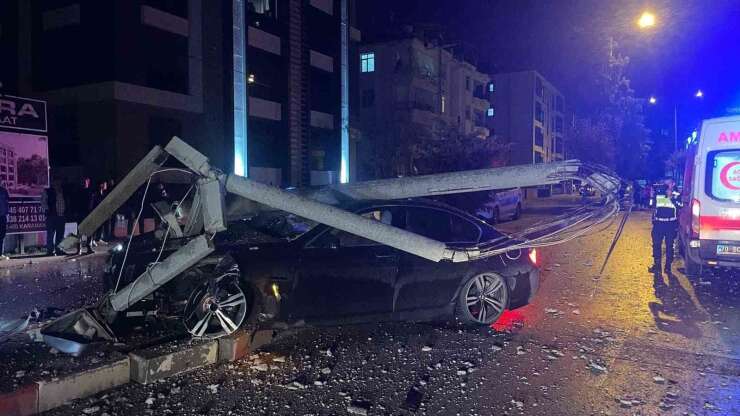 Karaman’da otomobil refüjdeki direği devirdi: 2 yaralı