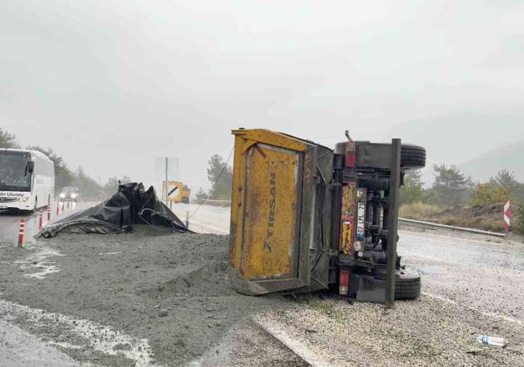 Kastamonu’da devrilen hafriyat kamyonunun sürücüsü yaralandı