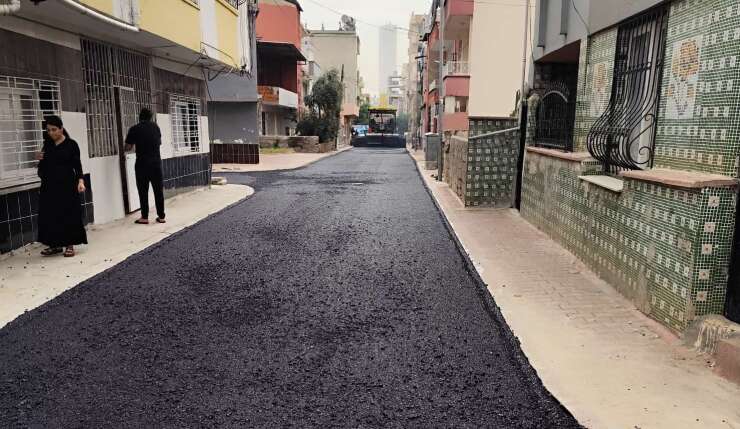 Akdeniz’de sokaklar sıcak asfaltla yenileniyor