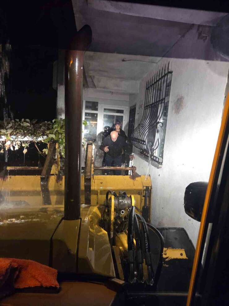 Sel suları evi kuşattı: Yaşlı çift kepçeyle kurtarıldı, 30 koyun için seferber olundu