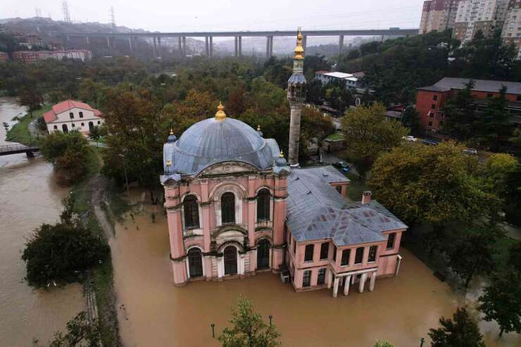 Sular altında kalan Sadabat Camii havadan görüntülendi