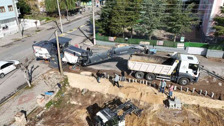 Ertuğrul Gazi Caddesi’nde sıcak asfalt çalışmaları başladı