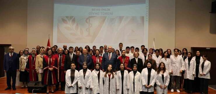Geleceğin eczacıları beyaz önlüklerini giydi