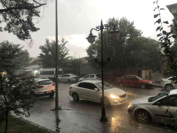 Erzincan’da fındık büyüklüğünde dolu yağdı
