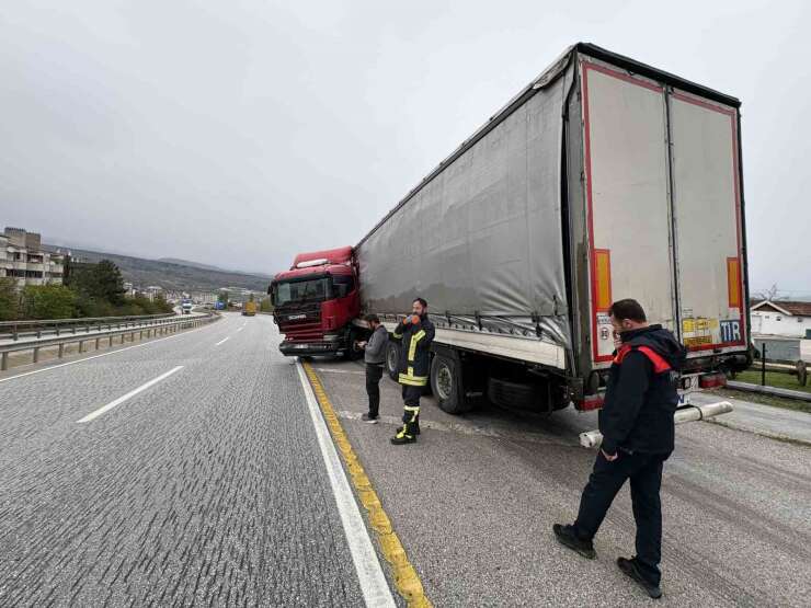Kastamonu’da bariyerlere çarpan tır makasladı: 1 yaralı