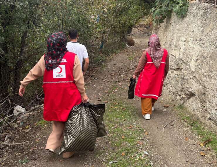 Kızılay’dan çocuklara oyuncak ve giysi yardımı