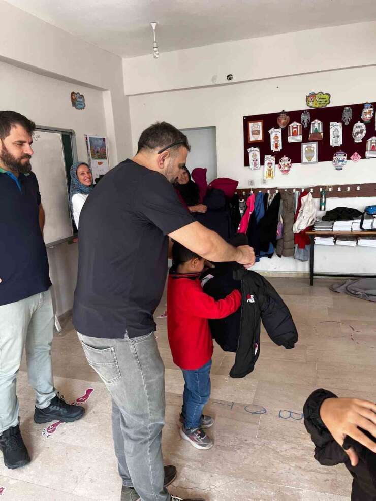 Çermikte 200 öğrenciye mont ve bot dağıtıldı