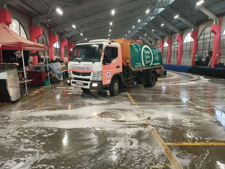 Aziziye kapalı pazaryeri yıkandı