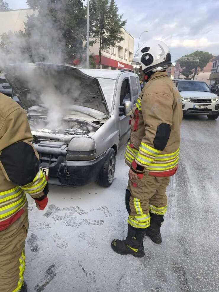Yayladağı’nda hafif ticari araçta yangın çıktı