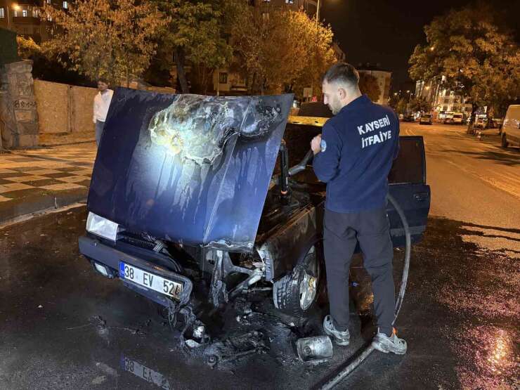 Kayseri’de seyir halindeki otomobil alev aldı