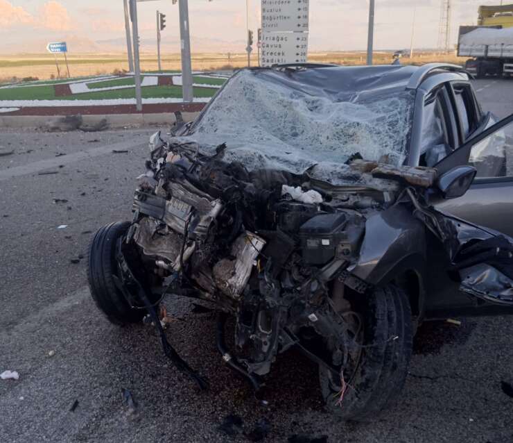 Malatya’da minibüs ile otomobil çarpıştı: 1’i ağır 3 yaralı