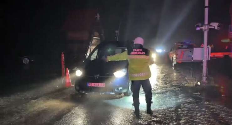 Uludağ’da kar kalınlığı 20 santimetreye ulaştı: Jandarma denetime geçti