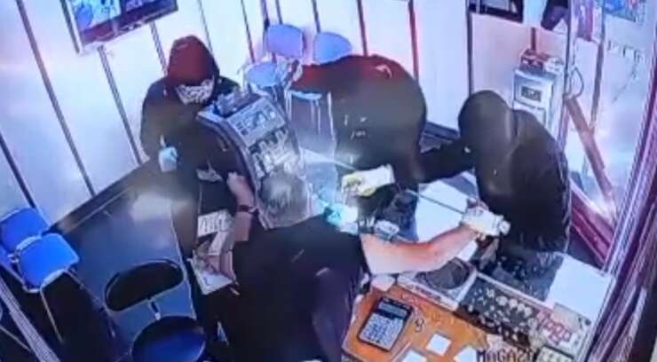 Gaziantep’te 5,6 milyon TL’lik silahlı ve biber gazlı kuyumcu soygunu: O anlar kamerada