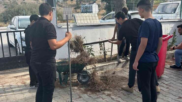 Koçarlı’da öğrenciler okul bahçesini temizleyerek çevre duyarlılığına dikkat çekti