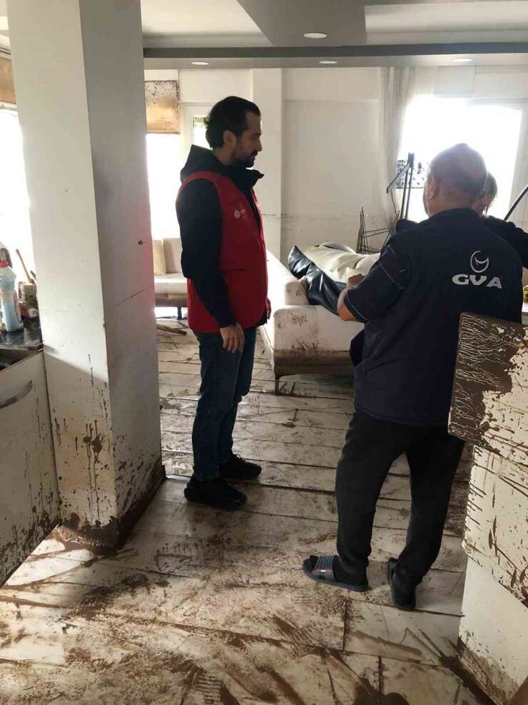 Başiskele’de selden etkilenen ailelere destek ziyareti