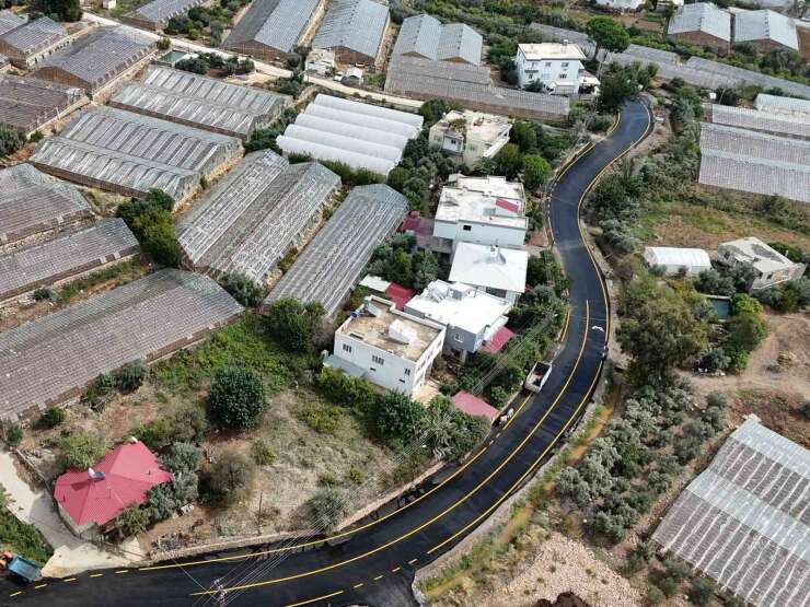 Aydıncık ve Gülnar’da yollar sıcak asfaltla yenilendi